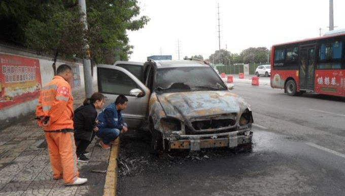 奔馳正開著自燃了 提醒："五一"自駕游 先給愛車"體檢"