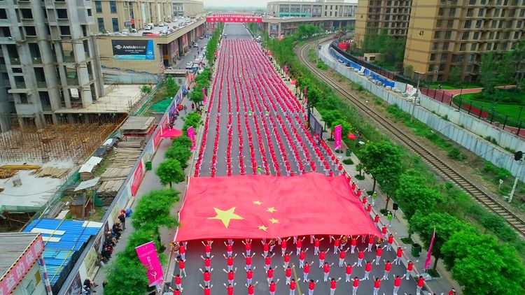 陜西開展全運(yùn)惠民系列活動 4000人“舞動中國”傳遞巨幅國旗