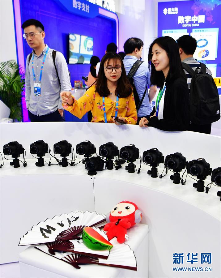 5月6日，在第二届数字中国建设成果展上，参观者在了解全景摄影技术。当日，在福建省福州市举行的第二届数字中国建设成果展向公众开放，展览将持续到5月9日。新华社记者 魏培全 摄