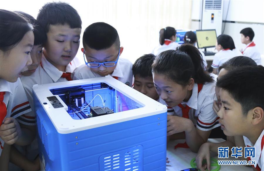 5月10日，河北省南和县第一小学的学生在体验3D打印。  　　当日，河北省邢台市南和县第一小学的学生们来到该县青少年活动中心，在专业教师的指导下体验3D打印、创意搭建等特色科技课程，近距离感受科技的魅力。  　　新华社发（张驰 摄）