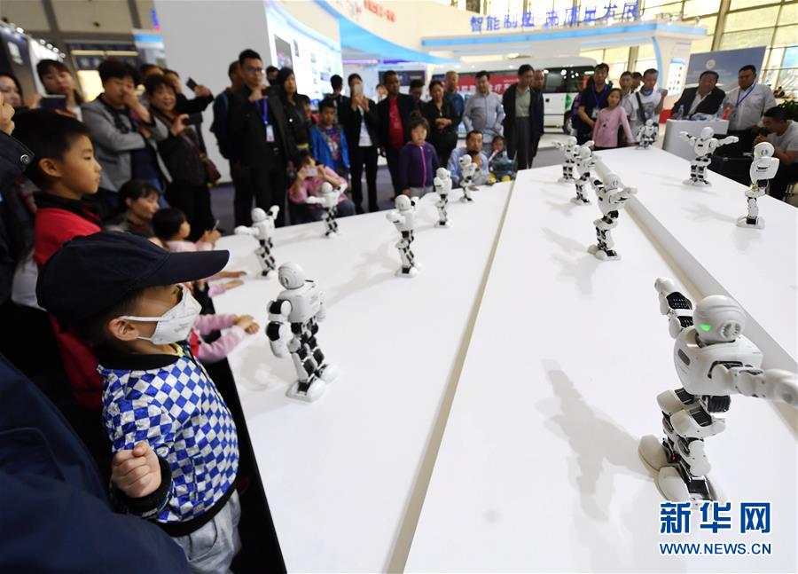 5月12日，观众在博览会上观看机器人表演。　新华社记者 张博文 摄