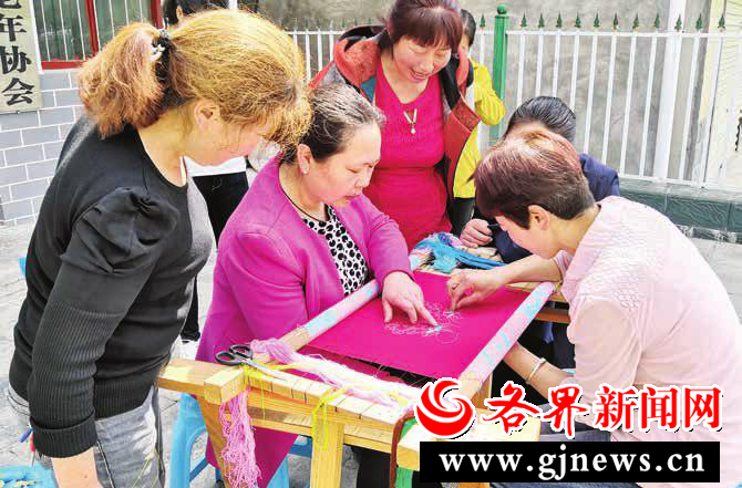 当地妇女在羌绣传习生产基地创作羌绣产品