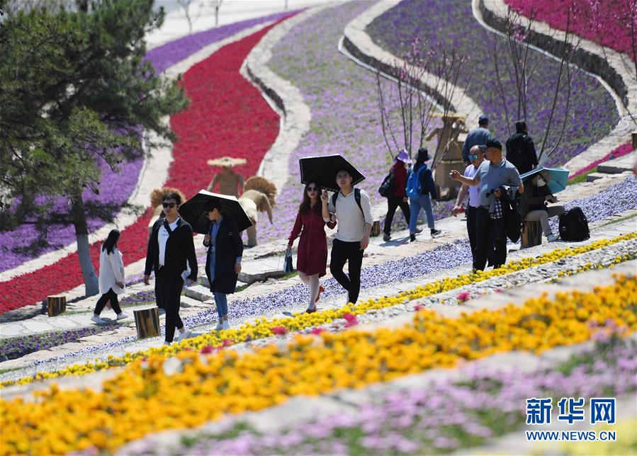 　游客在北京世园会天田山游玩（5月1日摄）。新华社记者 张晨霖 摄