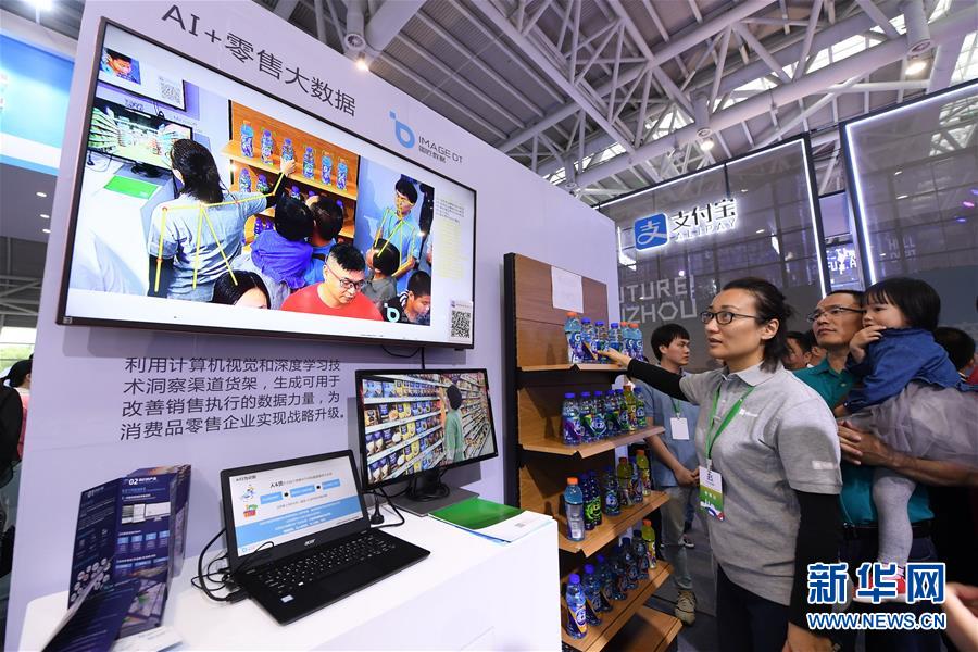 在第二届数字中国建设成果展上，广州一家公司的工作人员（左）在介绍AI人工智能消费者行为识别（5月6日摄）。  新华社记者 林善传 摄