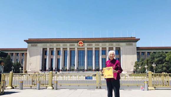 新中國成立70周年 兒子帶89歲母親重回人民大會堂