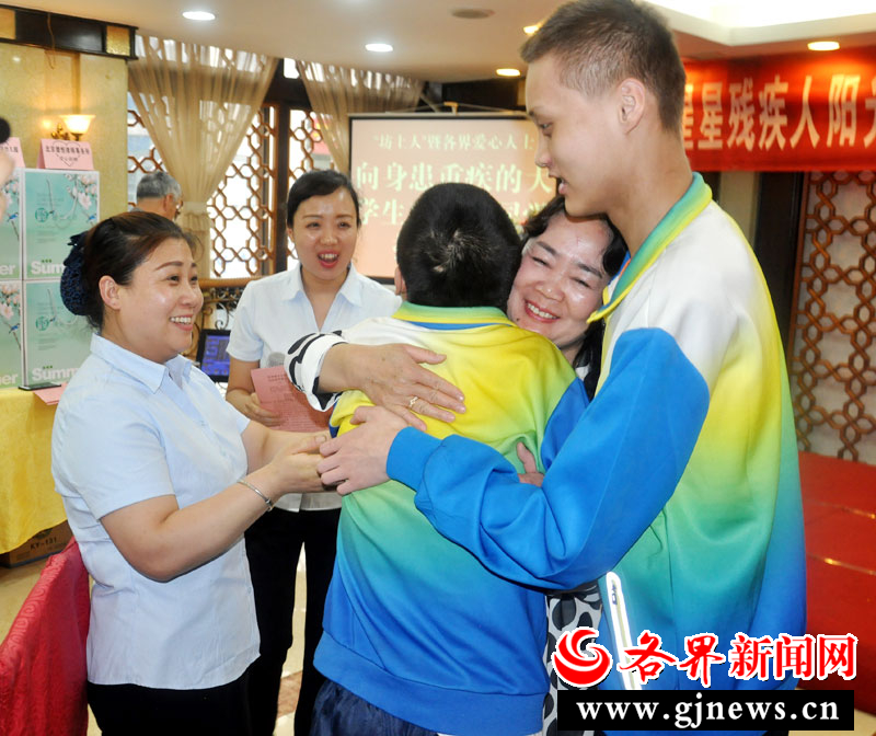 孩子们一见到刘西艳便紧紧地抱住她。 王建民 摄