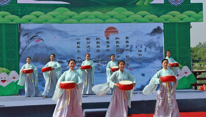 西安汉城湖畔百名市民着汉服体验端午传统文化习俗