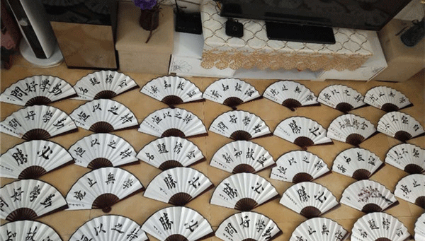 西安公交司机手绘“必胜”折扇送考生 给考生增加信心