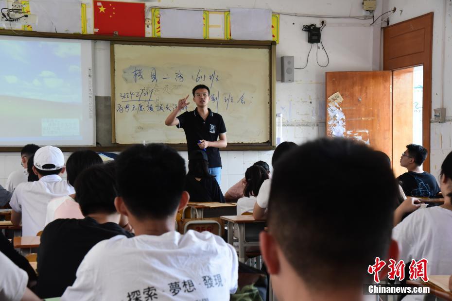 6月9日，广西南宁市横县第二高级中学的教师阮杰正在给学生上最后一堂班会课，叮嘱注意事项，送别自己的第一届高三毕业生。王以照 摄