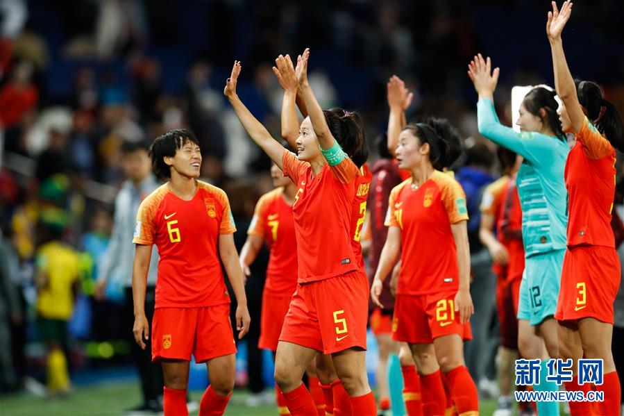 6月13日，中国队球员在赛后庆祝胜利。 当日，在法国巴黎举行的2019年国际足联女足世界杯B组小组赛中，中国队以1比0战胜南非队。 新华社记者 郑焕松 摄
