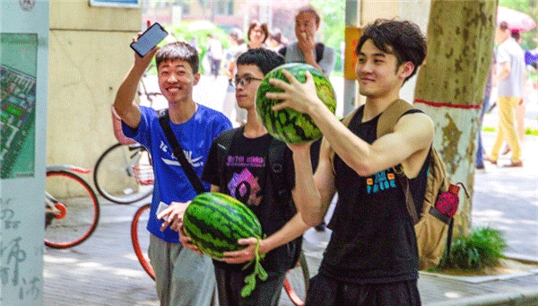 别人家大学！陕师大免费发5000个西瓜 学生感动称宝贵回忆