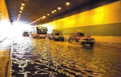 西安已进入主汛期 司机们开车时请注意隧道积水情况