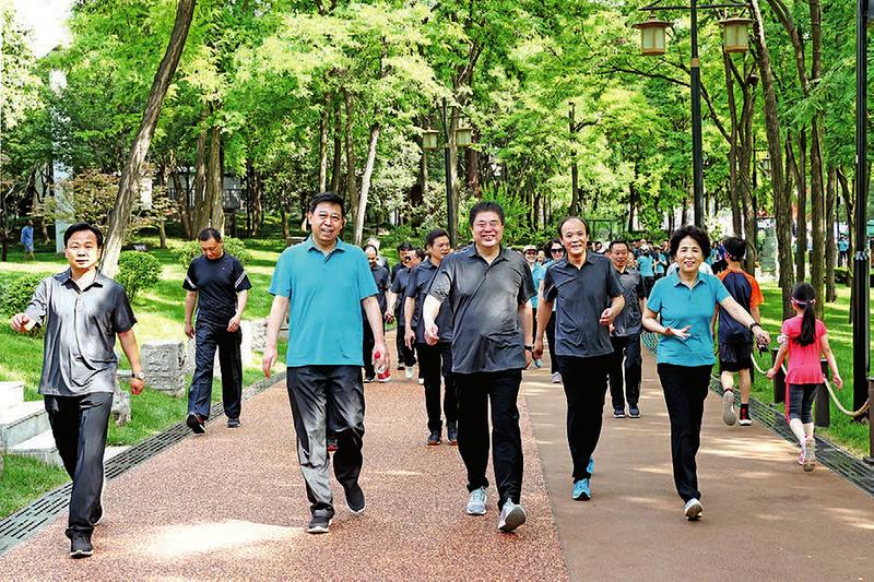 绿色生活健康同行 省政协机关举行干部职工健步走活动