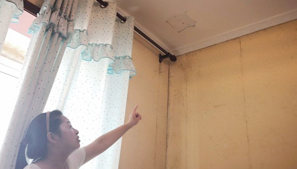 汉中市民入住安置房不在顶层也漏雨 业主：安置房成了闹心房