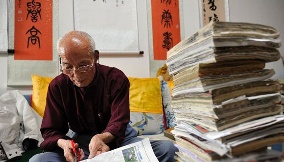 西安87岁老人剪报至少27年 剪报本摞在一起高约1.5米