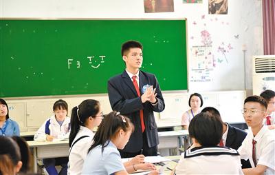 101名中学生模拟政协提案 为社会热点问题“开药方”