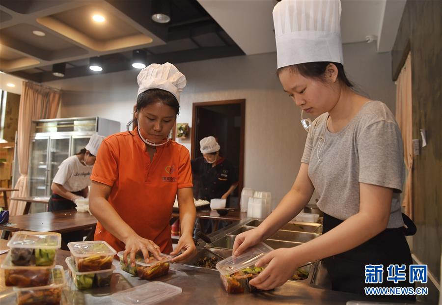 　　7月9日，在“馋爱善食”工作的聋哑人徐梅(左)和同事一起配餐。 外卖品牌“馋爱善食”位于四川成都天府二街，2017年3月开始营业。这家店的28名员工中有22人存在不同程度的残疾，其中聋哑人有18名。 在“馋爱善食”，微笑和手语是员工们彼此交流的方式，大家安静地忙着洗菜、切菜、炒菜、配餐、送餐。 因为无法用语言交流，“馋爱善食”的骑手们起初送外卖遇到不少沟通难题。为了减轻“无声骑手”的沟通困难，“馋爱善食”主营业务从散客外卖转为定时定量配送的团餐，有专人与顾客沟通，骑手熟悉路线，派送效率大大提高。 “他们在这里不仅仅是有一份稳定的工作，更重要的是要帮助他们更好地与人交往。”负责人邓如斌说，“两年多来，也有好多员工跳槽到更大的平台，我为他们感到高兴!” 新华社记者 刘坤 摄