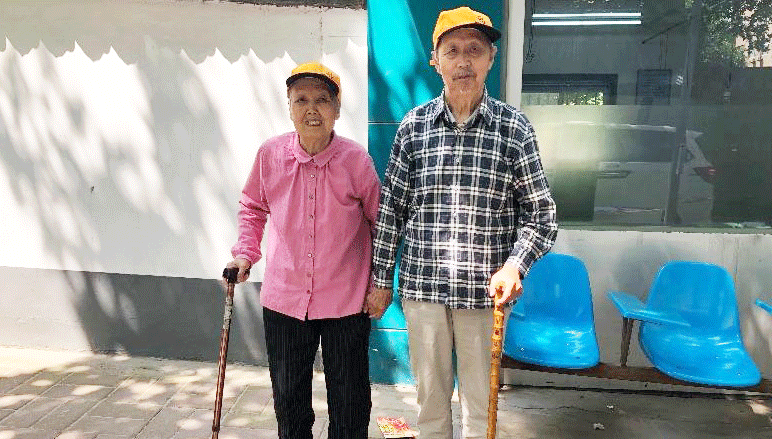 执子之手与子偕老！两位耄耋老人用行动诠释爱情最美的样子