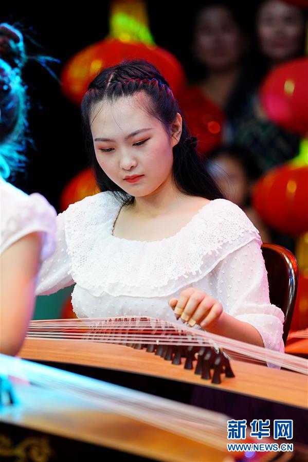 7月15日，在河津市广播电视台，王文卓在传统与经典民乐音乐会上演奏古筝。新华社记者 詹彦 摄