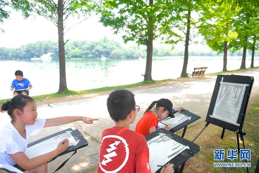 7月17日，小朋友们在湖南烈士公园进行绘画创作。 当日，一些小学生在位于长沙市的湖南烈士公园进行户外写生训练，感受大自然之美，丰富暑假生活。 新华社发（陈泽国 摄）