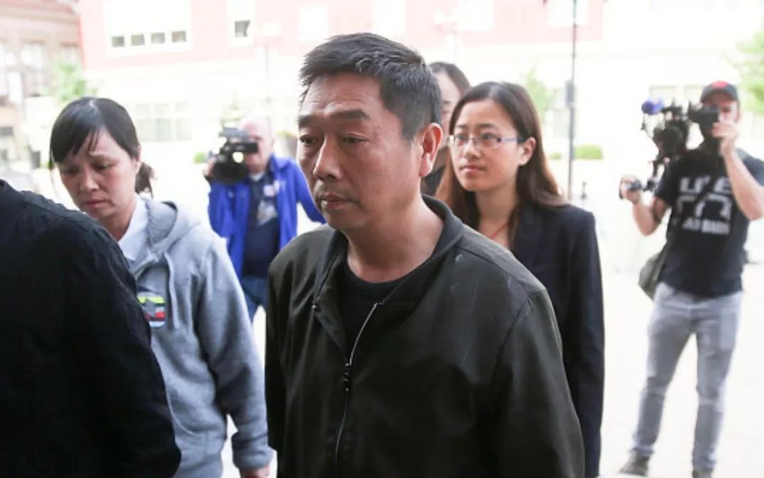 章莹颖案凶手免于一死！凶手笑了，网友怒了……章莹颖父亲回应判决