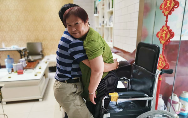 泾河新城乡村爱情：十二年病床边不离不弃