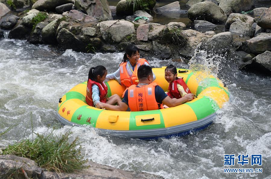 7月23日，游人在江西省南昌市梅岭大峡谷景区体验漂流。 当日是大暑节气，江西南昌的市民和游客体验周边景区的漂流旅游项目，享受清凉。 新华社记者 万象 摄