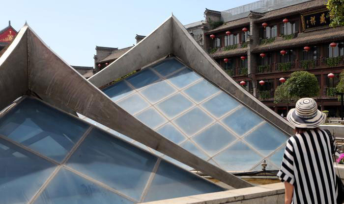 钟楼旁的喷泉成了“样子货”常年不喷水 水泵锈迹斑斑