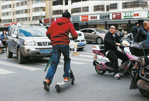 代步工具違法上路安全堪憂