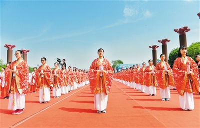 暑期掀起汉服热 95后成购买主力军