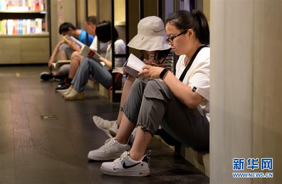 　7月27日，市民在西安曲江书城内阅读图书。新华社记者 刘潇 摄