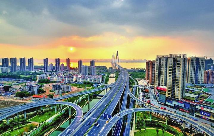 25個省區(qū)市陸續(xù)公布上半年“成績單”：各地經(jīng)濟運行平穩(wěn) 新興動能貢獻突出