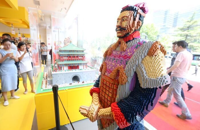 5.6万块积木拼出彩色“兵马俑”