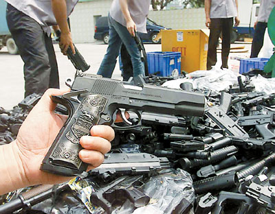陜西3毒販持仿真槍街頭射擊并逃離現(xiàn)場(chǎng) 現(xiàn)場(chǎng)堪比電影情節(jié)