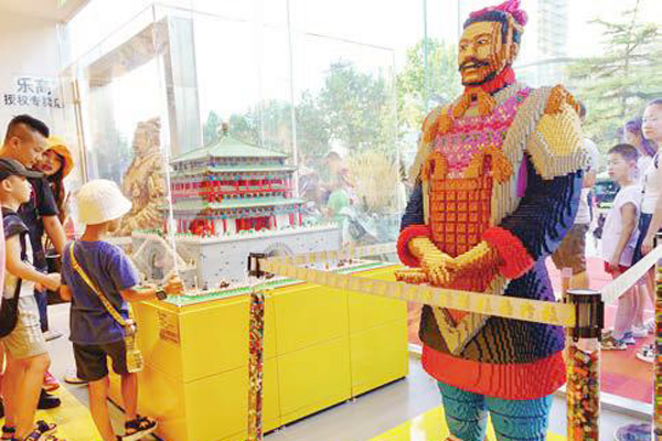 12万块积木拼出彩色“钟楼”