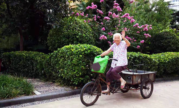 101岁“神仙奶奶”：骑三轮车帮人送菜给小区孩子织帽子