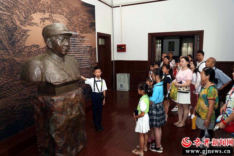 8月4日，在杨虎城将军纪念馆里，小讲解员正在为观众讲解。 