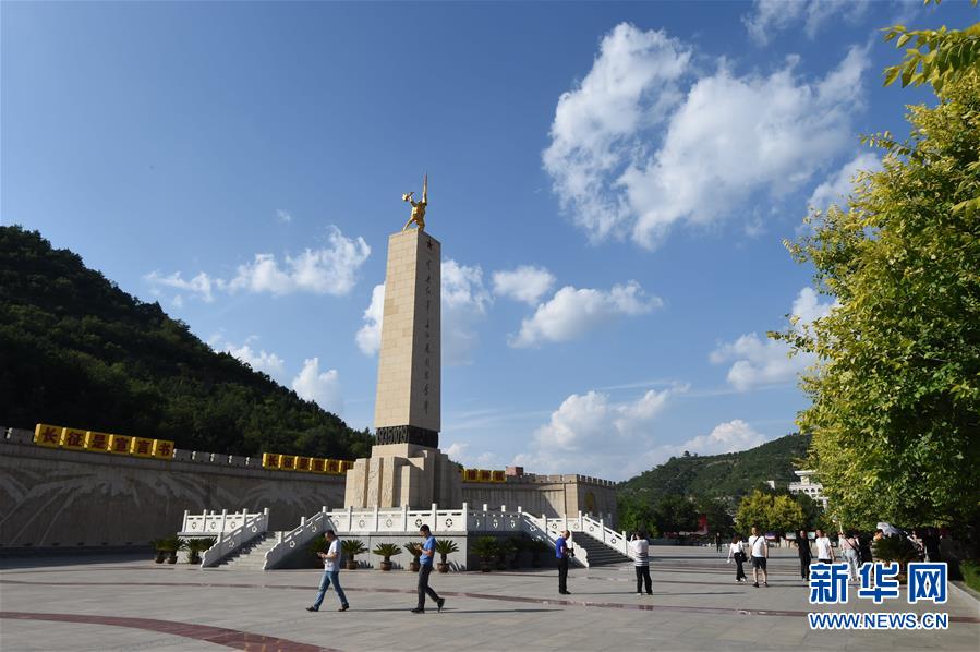 8月7日，参观者在陕北的吴起中央红军长征胜利纪念园瞻仰中央红军长征胜利纪念碑。新华社记者 罗晓光 摄