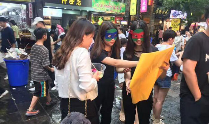 这种漂亮来得太残忍 双胞胎姐妹揭秘“彩印乌龟”产业链