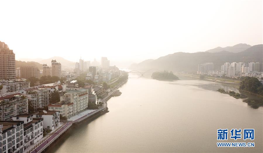 鸟瞰晨光中的建德城区（8月14日无人机拍摄）。新华社记者 翁忻旸 摄