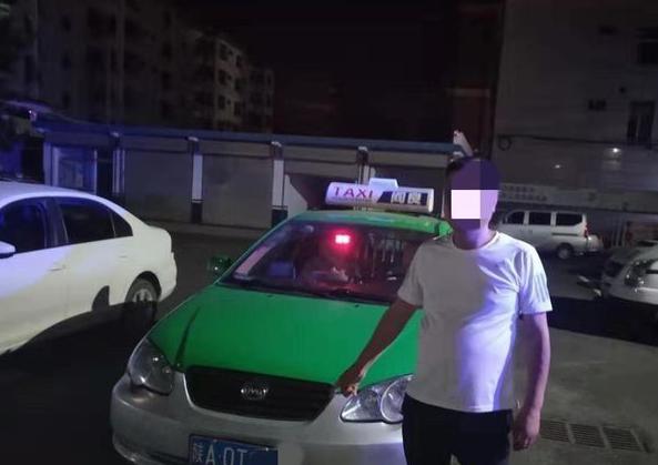 閻良交警查處酒駕 一出租車司機(jī)醉駕酒精濃度高達(dá)175.2