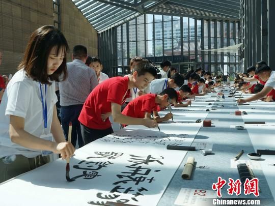 中日韩青少年汇聚古城西安 百米长卷上书写唐诗