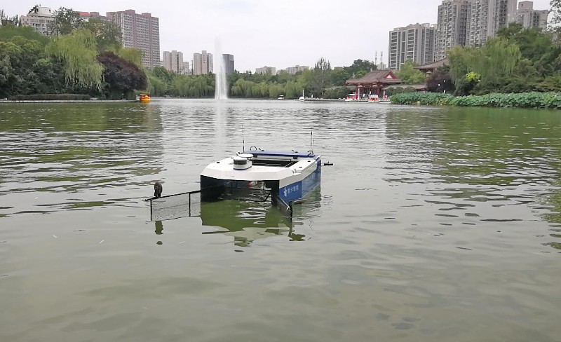 西工大学生研制无人驾驶清洁船 这艘船已开到英国泰晤士河