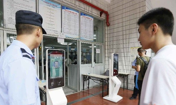 厉害了！西安交大迎新“刷脸”签到 校园卡还能坐公交