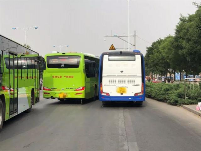 公交车斗气别车 交警介入处理