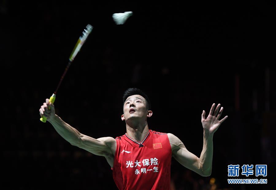 8月21日，中国选手谌龙在比赛中回球。 当日，在瑞士巴塞尔举行的2019年世界羽毛球锦标赛男子单打第二轮比赛中，中国选手谌龙以2比0战胜中国香港选手李卓耀，晋级下一轮。 新华社记者李俊东摄