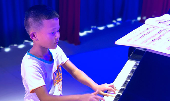 西安擀包子皮男孩成“网红励志小哥”爸爸：帮娃养成好习惯