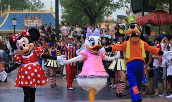 上海迪士尼回应“翻包检查”：应法律法规要求安检