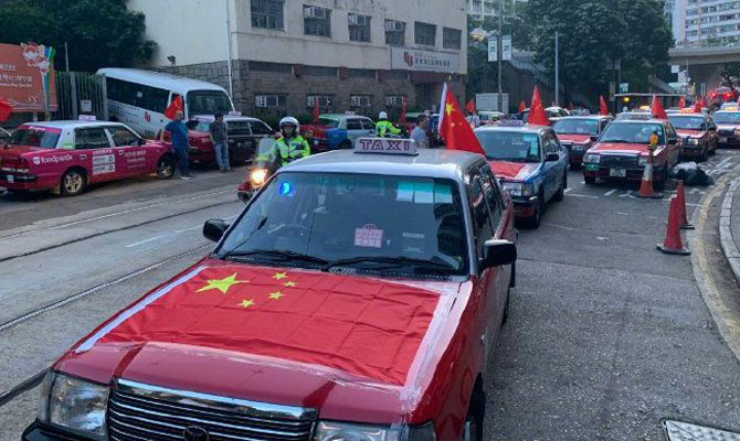香港500辆的士挂上国旗，呼吁香港社会反对暴力、回归法治