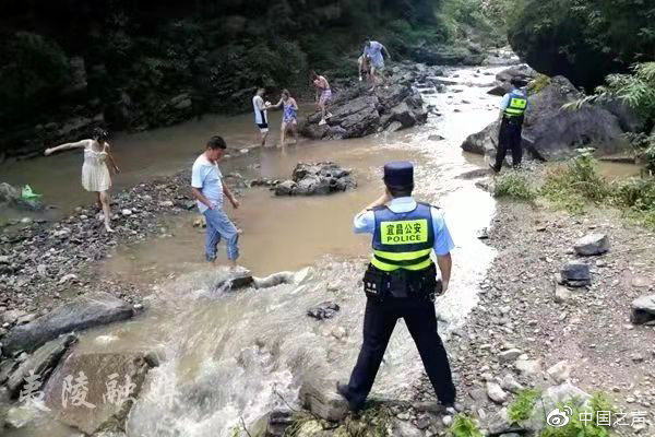 宜昌六人無視景區(qū)警告“野泳”犯險，獲救后被追索救援費，該誰買單？